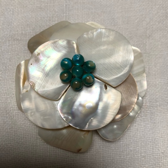 Vintage mother of Pearl flower brooch pin - Picture 3 of 8